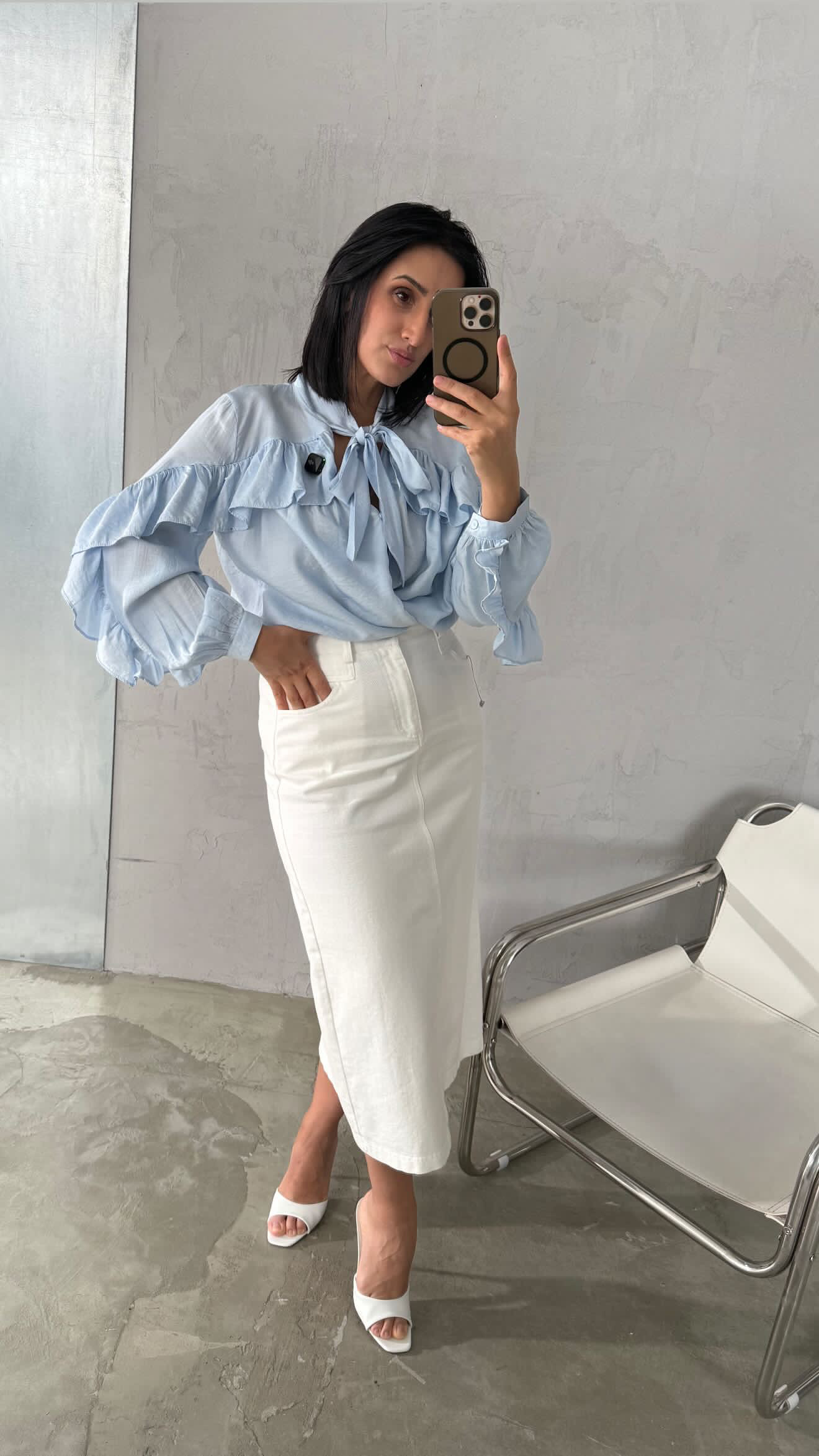 Блуза голубая с воланами