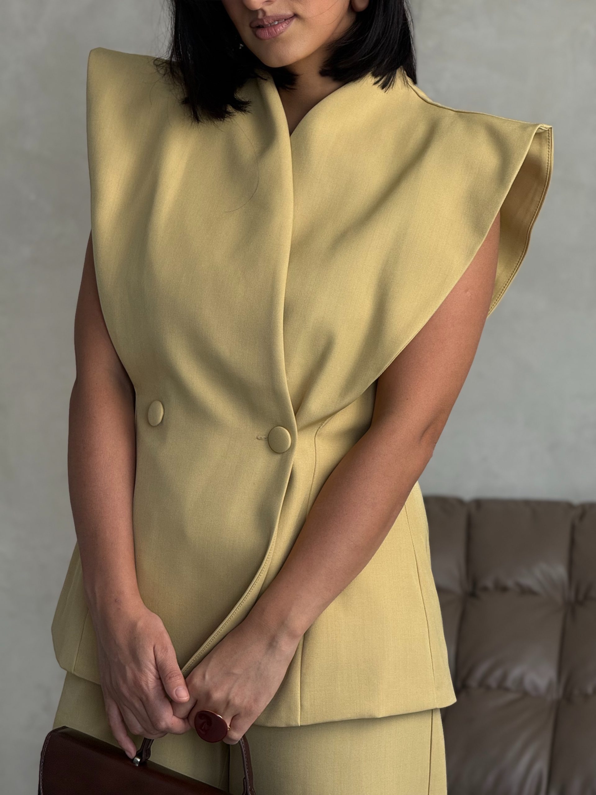 Костюм брючный жёлтый