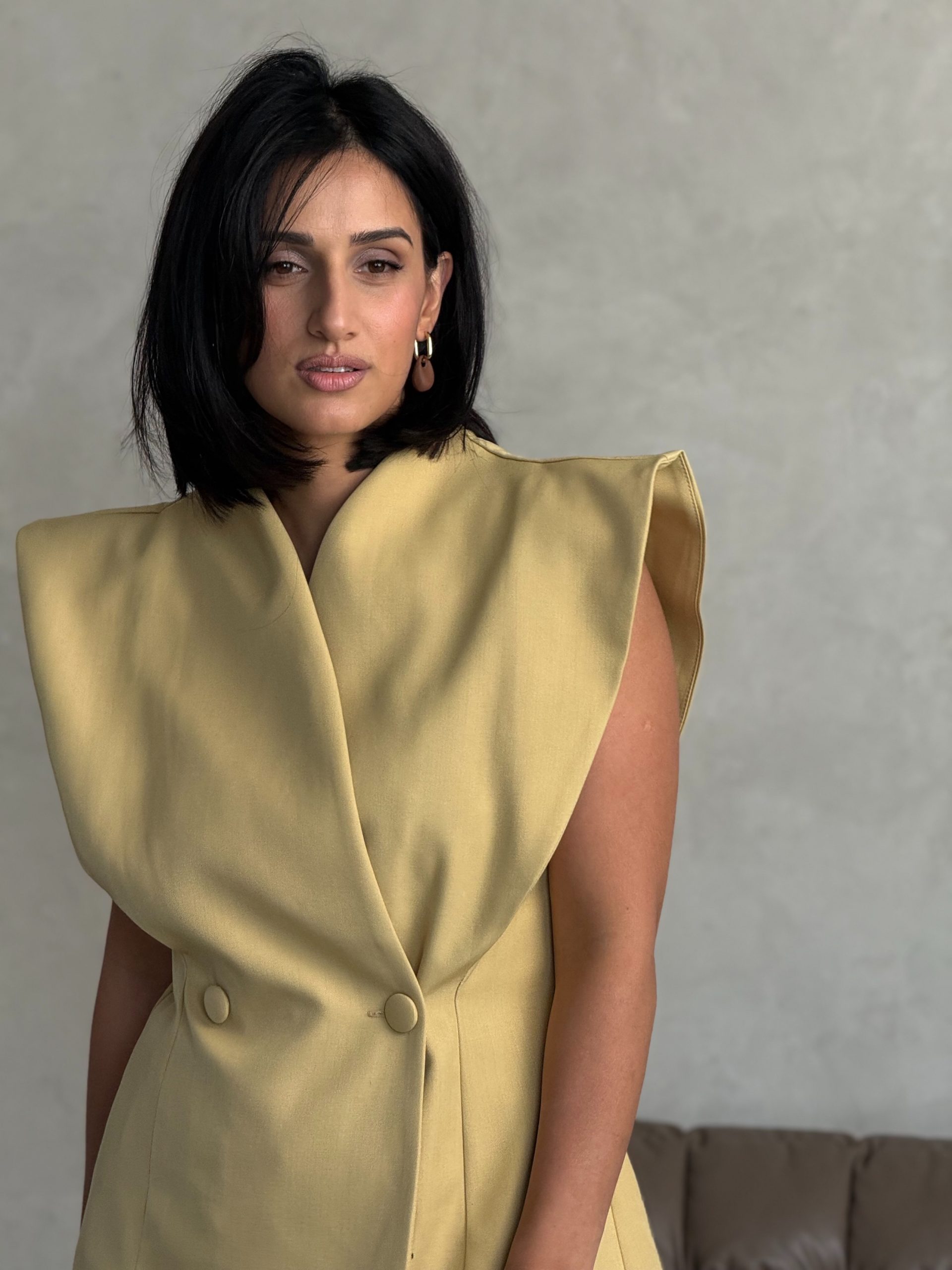 Костюм брючный жёлтый