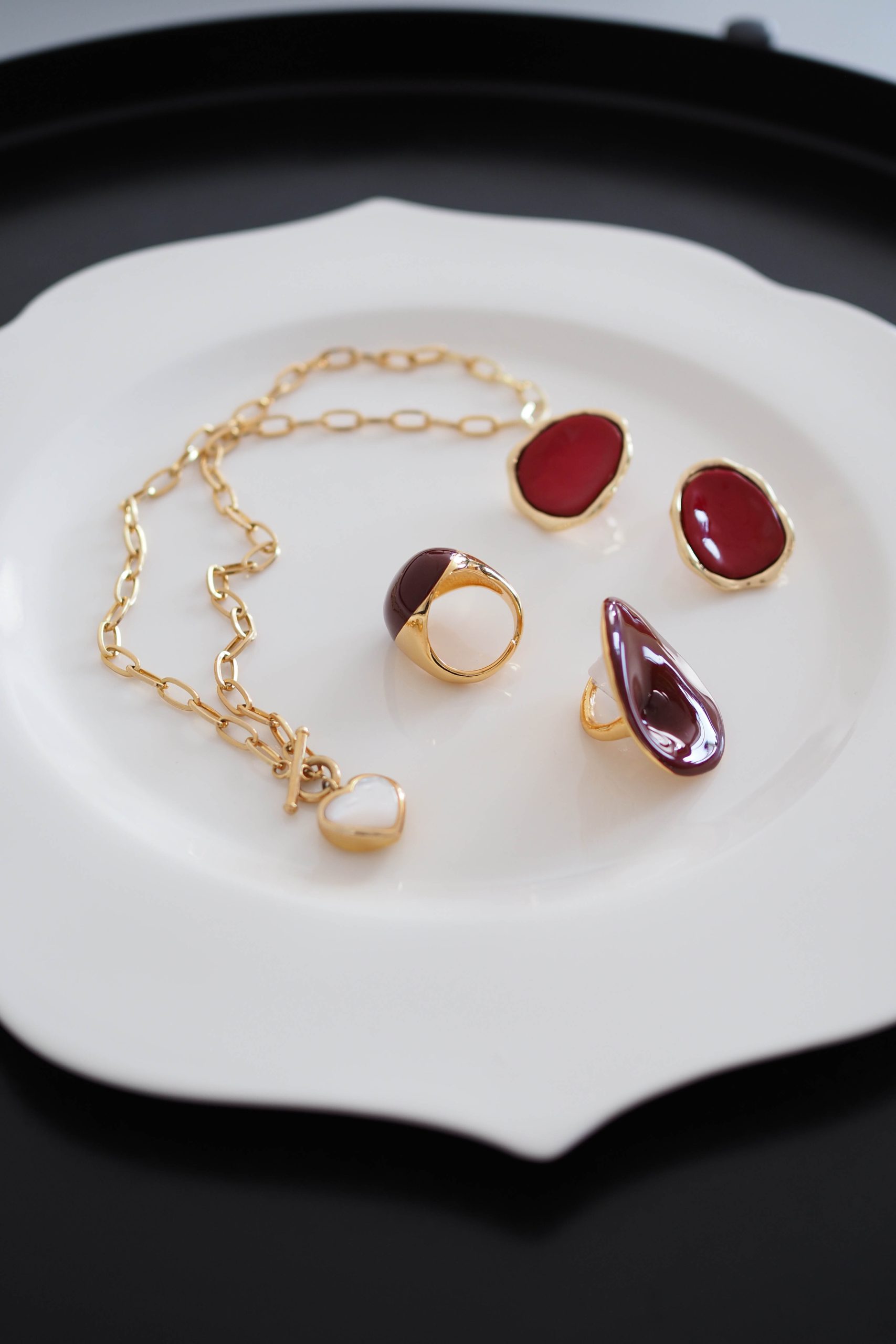 Кольцо золотое с гранатовой вставкой