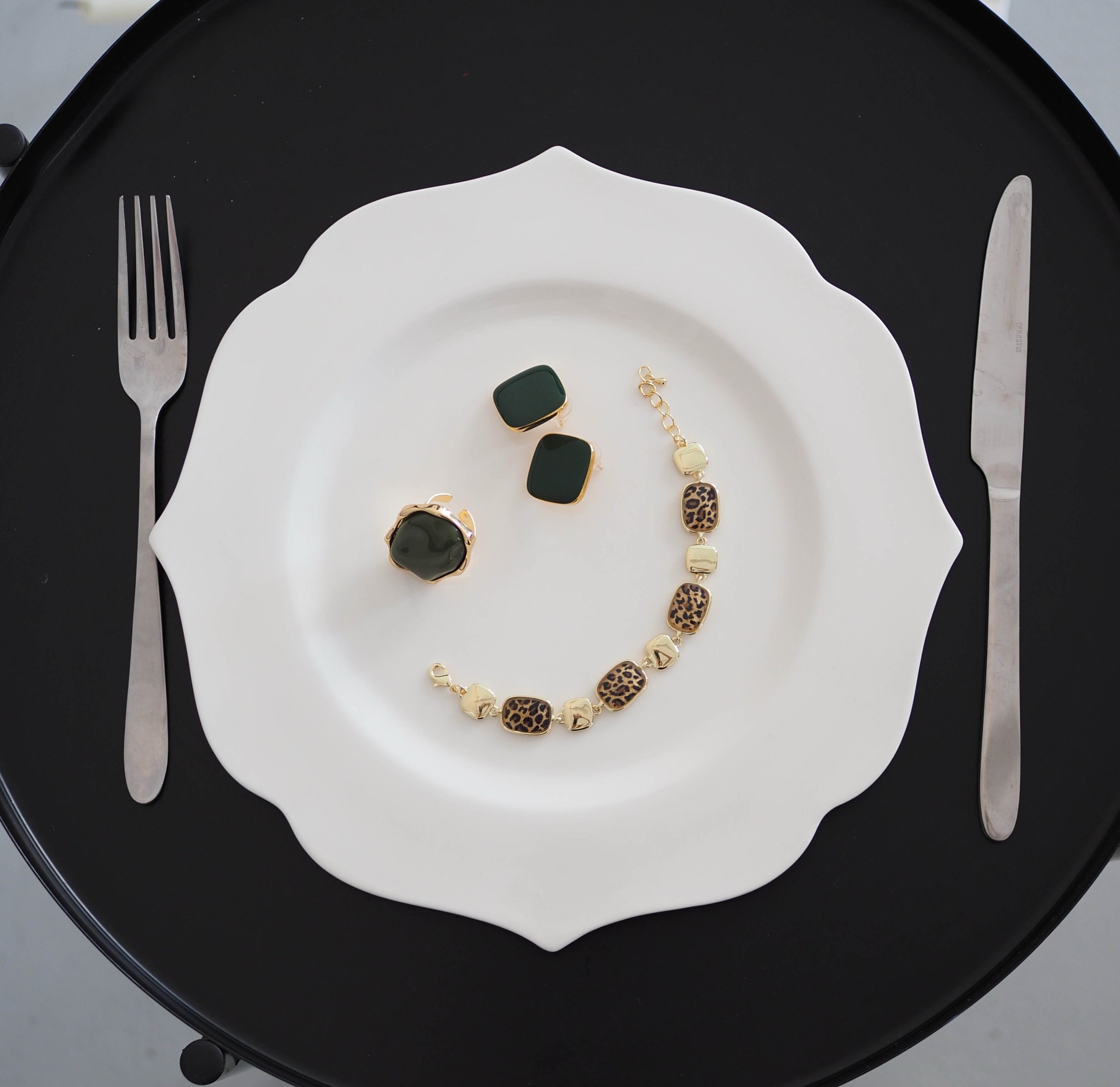 Браслет золотой с изумрудными вставками