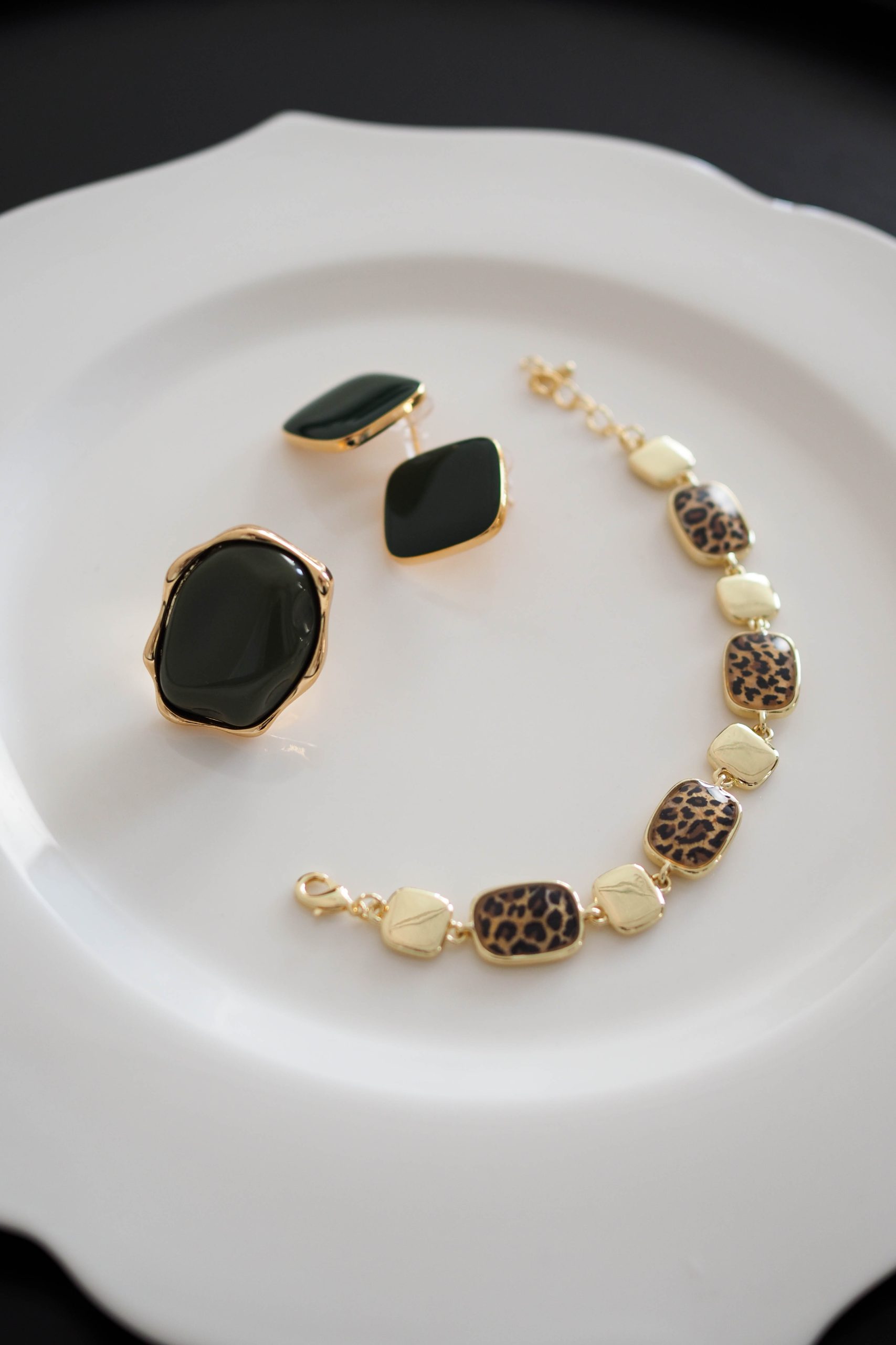 Серьги золотые с изумрудной вставкой