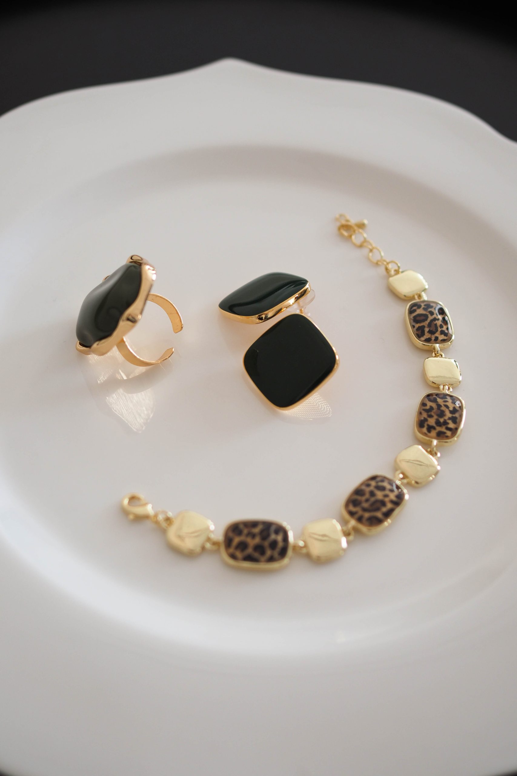 Кольцо золотое с изумрудной вставкой