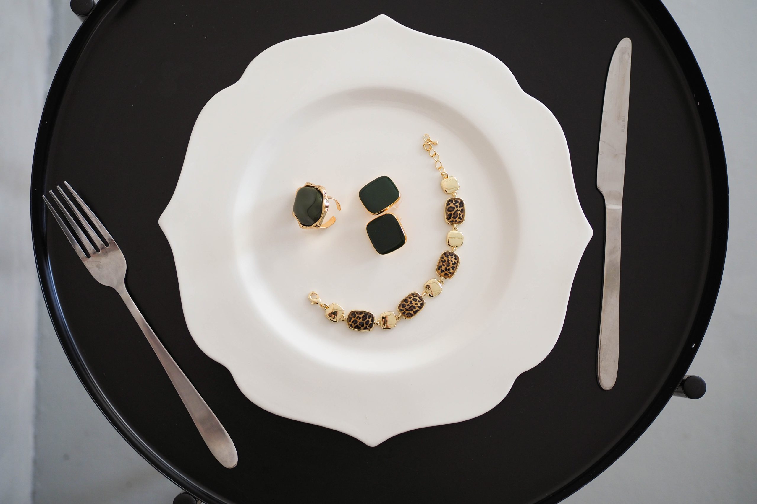 Браслет золотой с изумрудными вставками