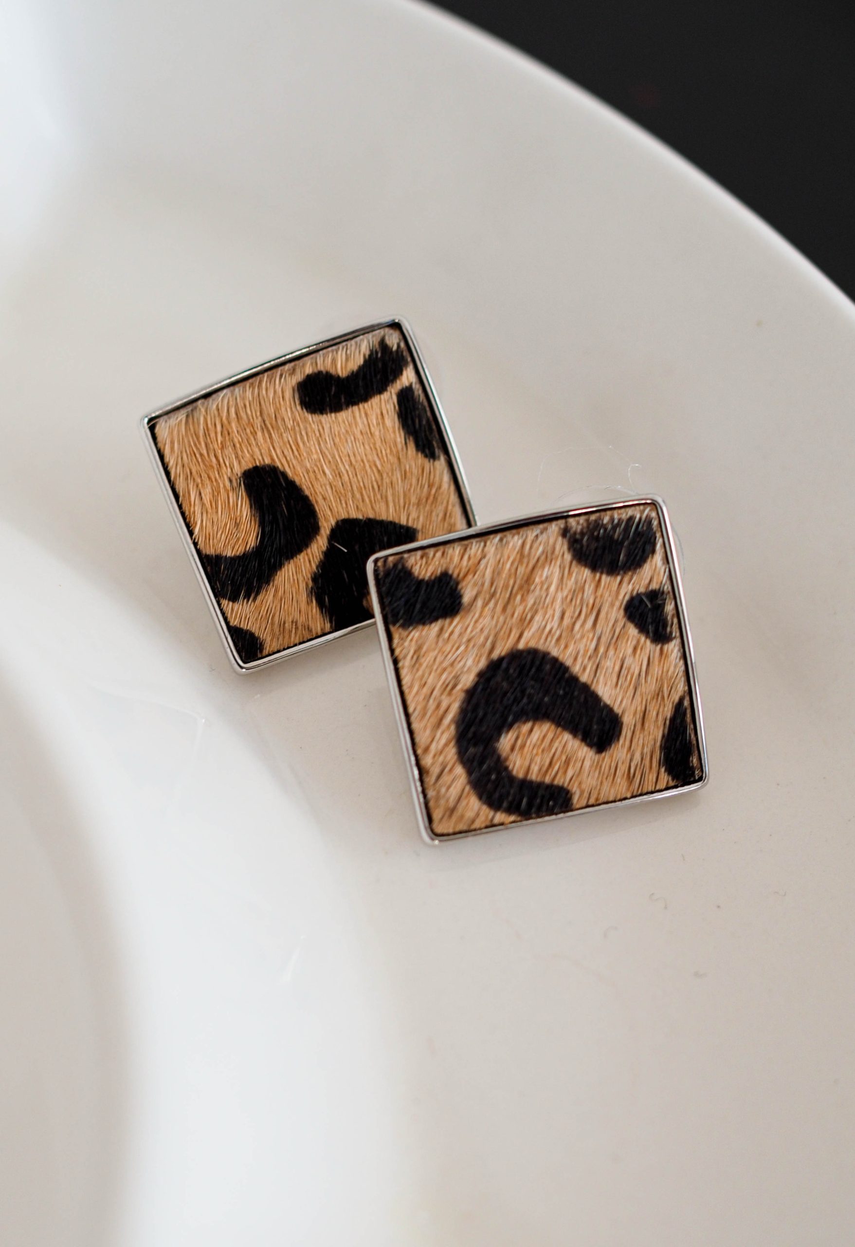 Серьги серебряные квадратные с леопардовой вставкой
